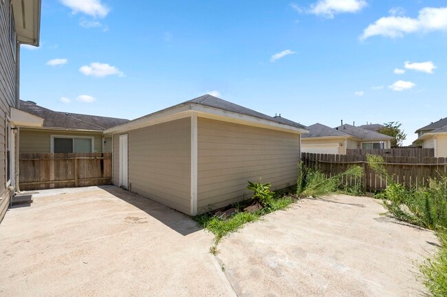 Building Photo - 6158 Settlers Lake Cir E