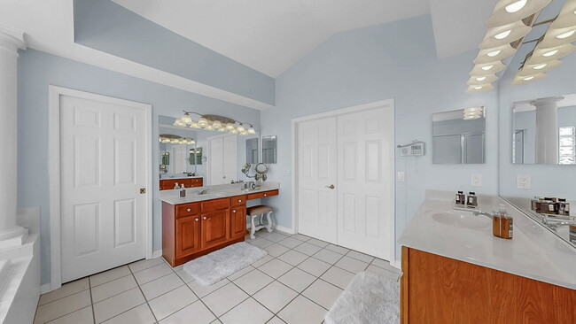 Building Photo - 5-bedroom, 3-bathroom rental home located in the Fox Wood community in Florida