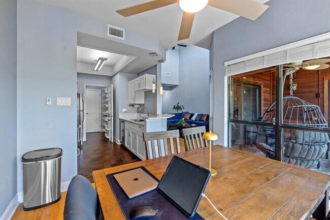 Building Photo - 4711 Spicewood Springs Rd