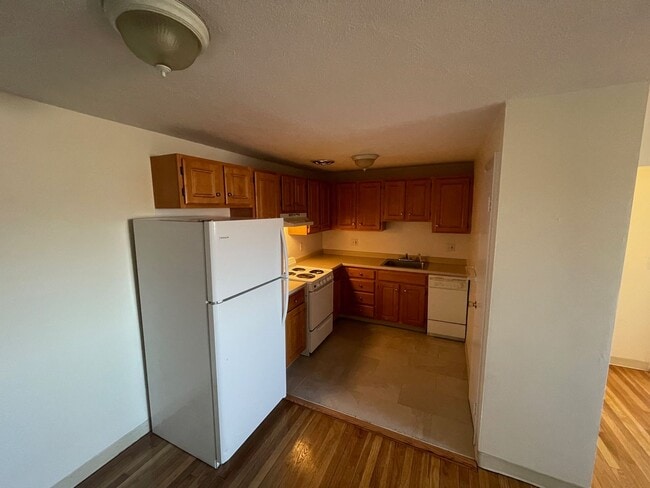 Building Photo - Top level apartment with city and water views in Watertown Square