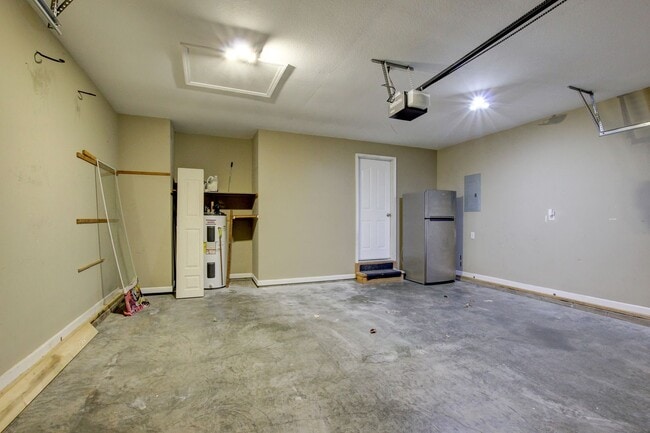 Building Photo - 3 bed 2 bath Fenced yard.  Heart of St. B.  Hurry.