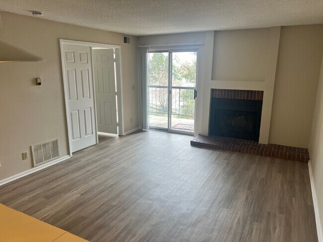Building Photo - Cozy condo in the Chestnut Community!