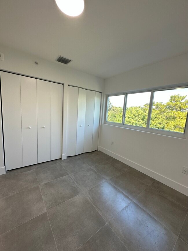 Building Photo - 641 Palmetto Dr