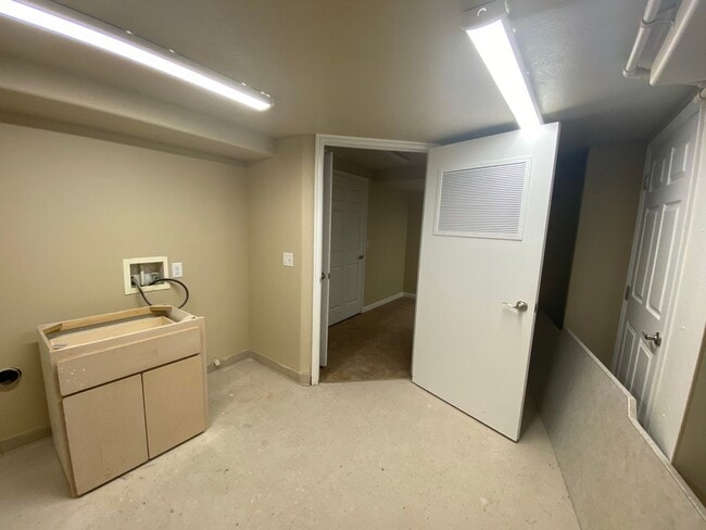 Building Photo - Hildale Apartment Utilities Included