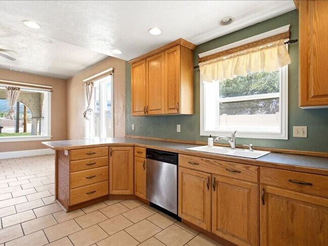 Building Photo - North Salt Lake 4 bed 3 bath home