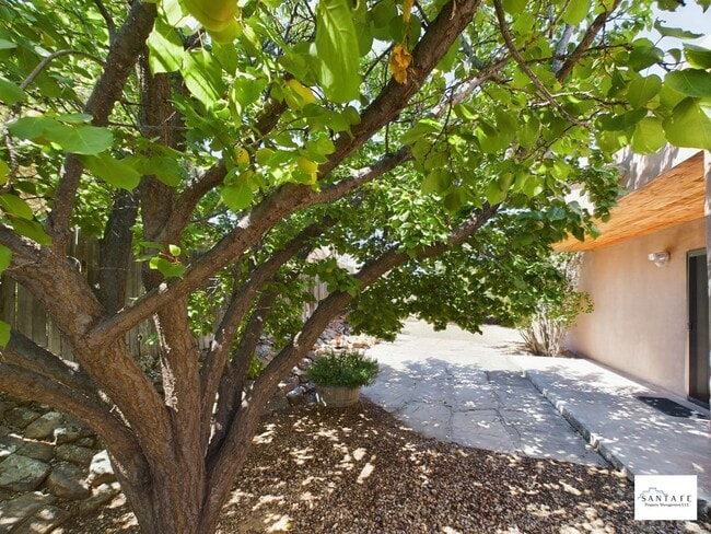 Building Photo - Single Level, single family home Available Now!