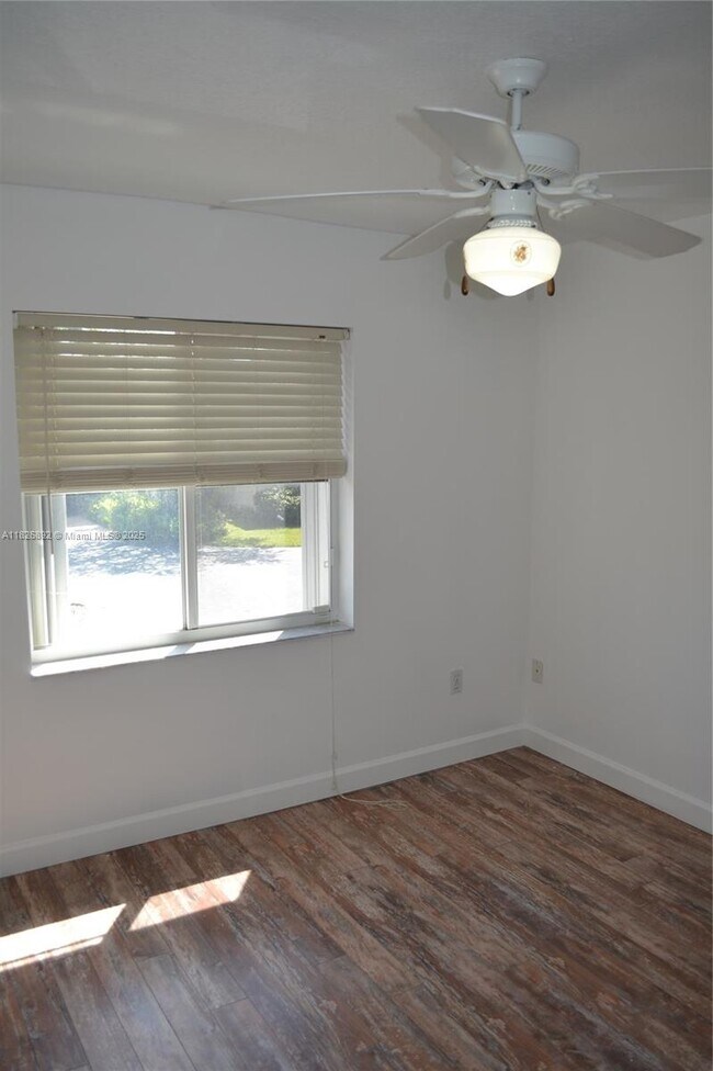 Building Photo - 1537 E Lake Ct