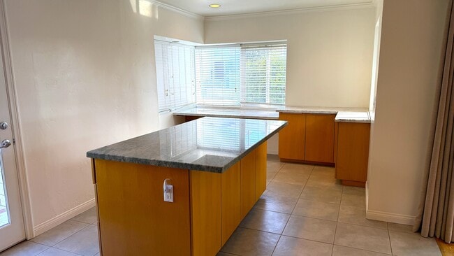 Building Photo - 257 Claremont Ave