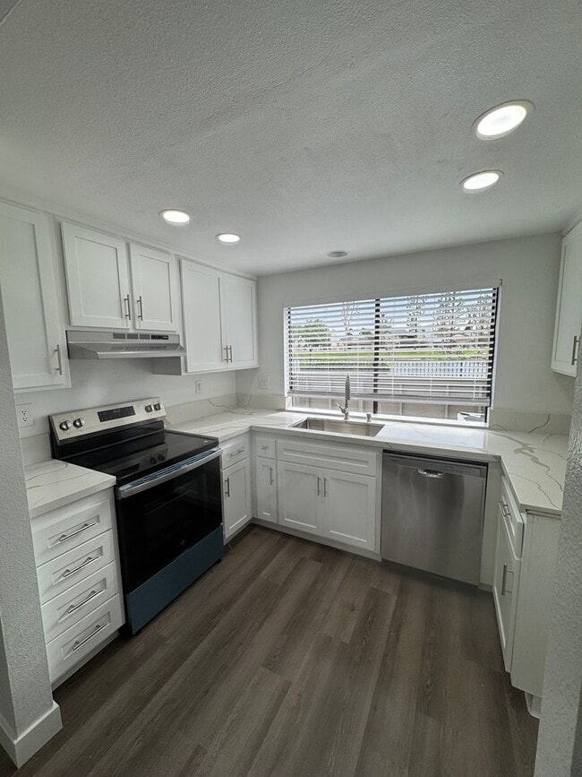 Building Photo - Condo with Amazing Lake View!