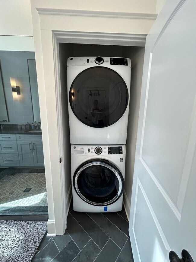 Building Photo - Beautifully Furnished 1/1 Apartment in Downtown Broad St.- $2,350