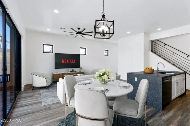 Building Photo - 902 W Hazelwood St