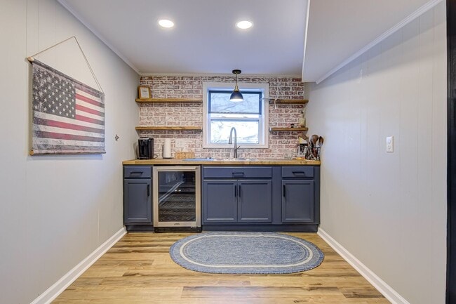 Building Photo - Fully Furnished Modern 3 bedroom Home!