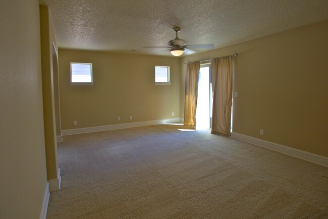 Building Photo - King City 3 Bedroom Plus Den available now !