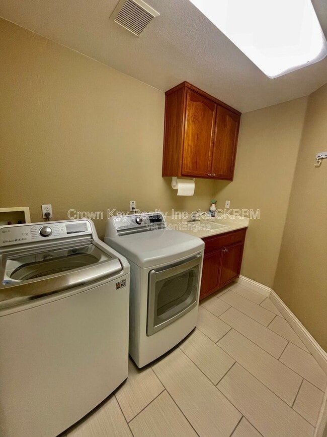 Building Photo - 2287 Lighthouse Cir