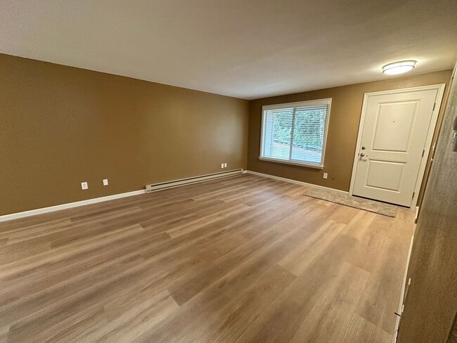 Building Photo - **$250 OFF 1ST MONTHS RENT!!** Remodeled 3 Bedroom SW Portland Home!