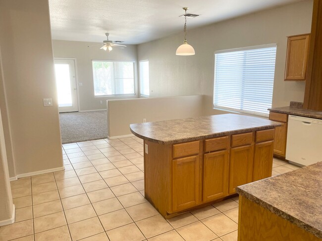 Building Photo - Sharp & Clean 4 Bedroom/ 2 Bath Single Lev...