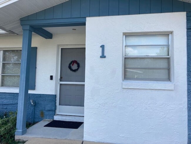 Building Photo - 2 bedroom, 1.5 bath home with carport