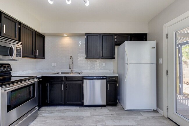 Building Photo - Modern 3 BD 2 BA Home on Mesa/Chandler/Tempe Border!