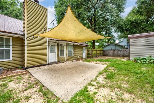 Building Photo - 202 Brittany Ln