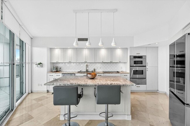 Building Photo - 2127 Brickell Ave