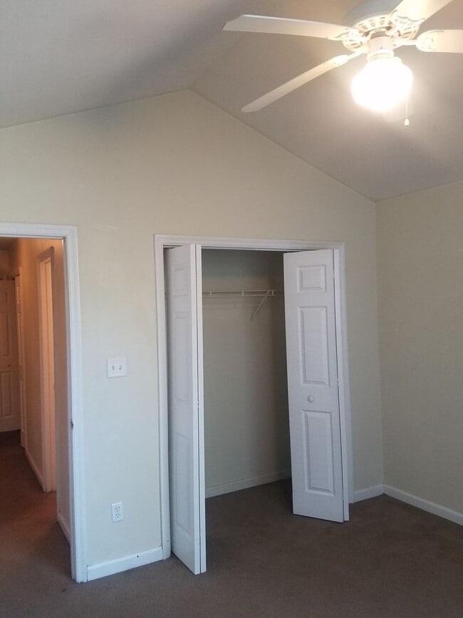 Building Photo - 3/2 Townhouse off Blairstone Road, Right By Governors Square Mall!