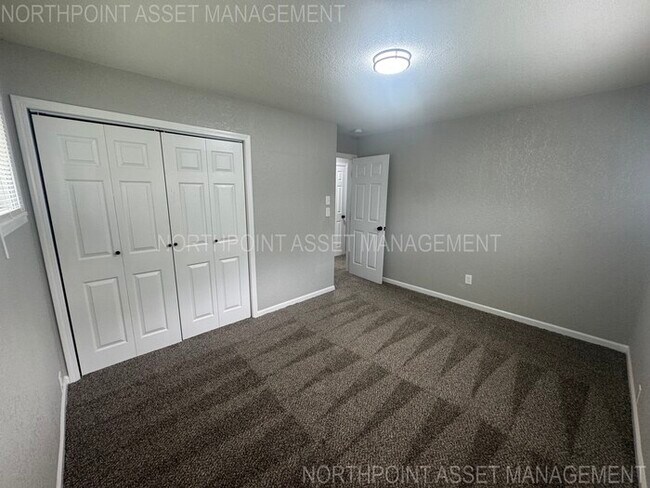 Building Photo - Spacious & Bright 4-Bed, 2-Bath Home in Fa...