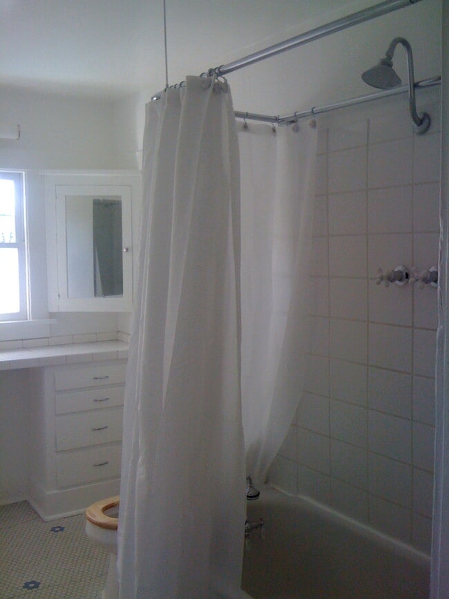 Building Photo - 2022 N Bronson Ave