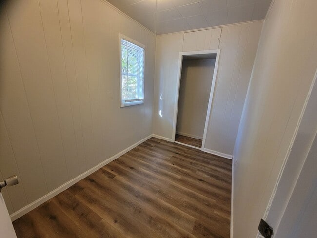 Building Photo - Cute 2 Bedroom / 1 BA AVAILABLE NOW!