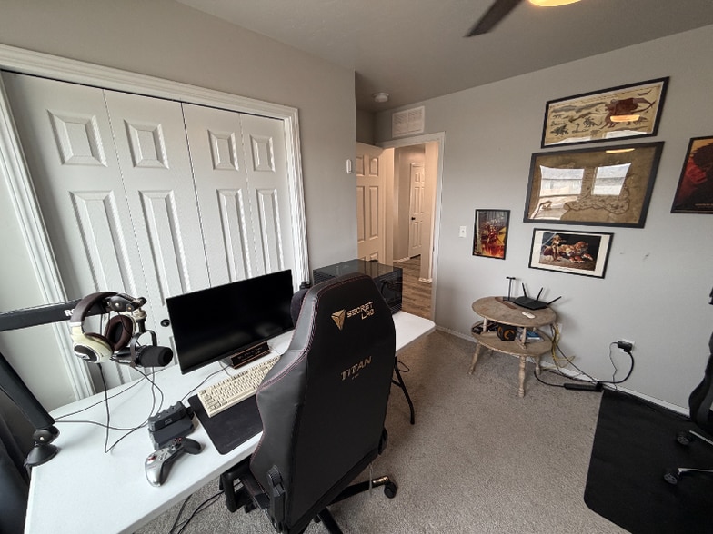 Building Photo - 1840 SW Sparrow Pl