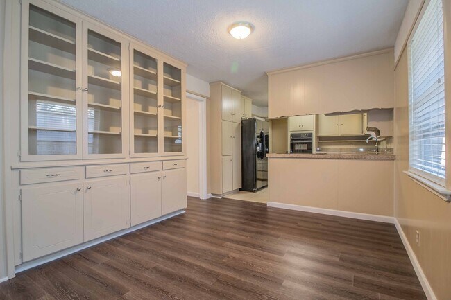 Building Photo - SOUTH HILLS Home on Large Corner Lot!!!!