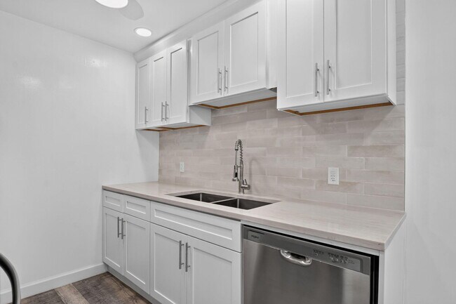 Building Photo - 3045 Cornwall C