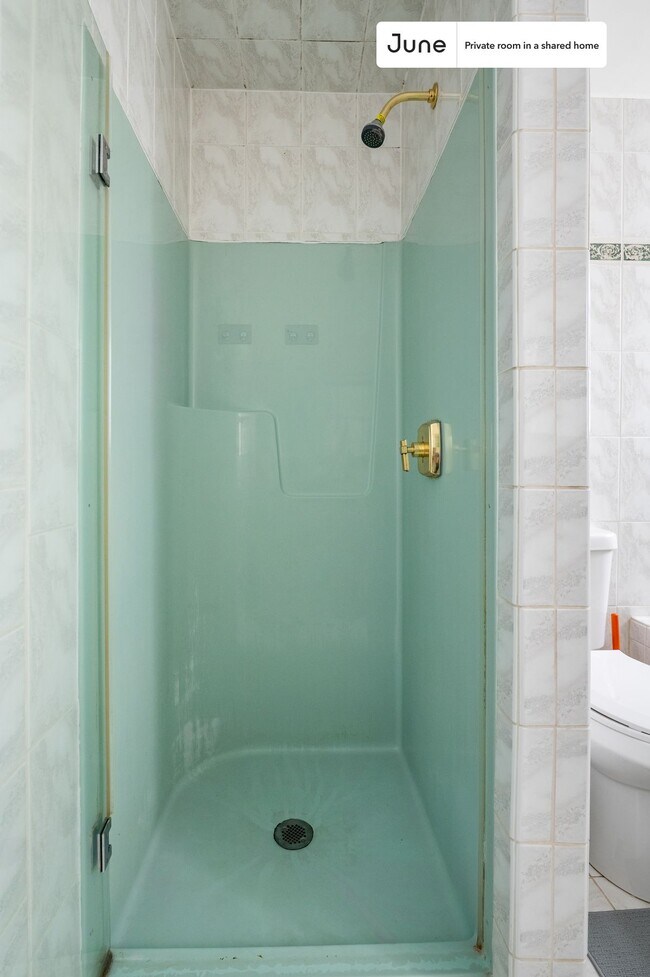 Building Photo - Room in Shared 5 bed/3 bath home
