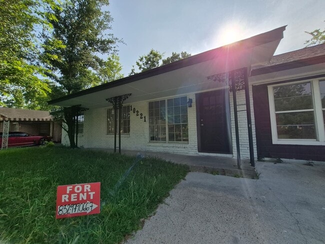 Building Photo - 10221 Bretton Dr