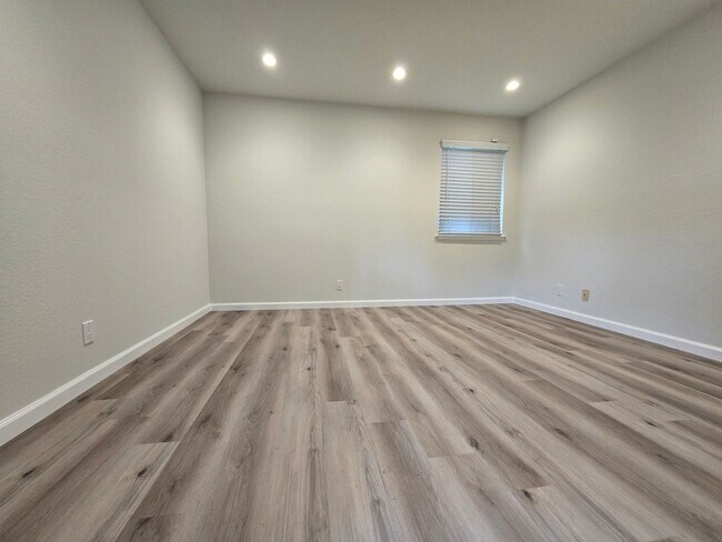 Building Photo - Remodeled Lower Level Condo in Oakland, CA...