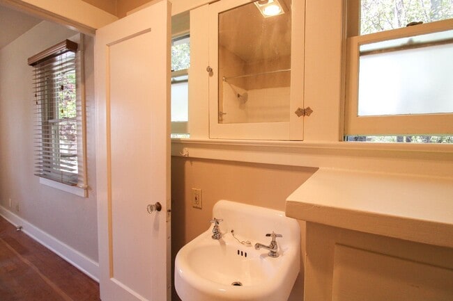 Building Photo - 2 Bedroom Bungalow Downtown SLO with Garage