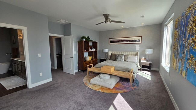 Building Photo - Modern 4 Bedroom 5 Bath Townhome - With Lots of Natural Light and Great Views!