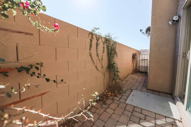 Building Photo - 3 BEDROOM HOME!