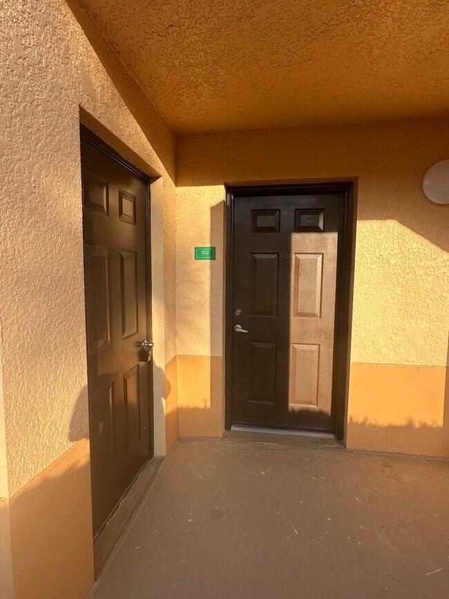 Building Photo - 291 SW Palm Dr