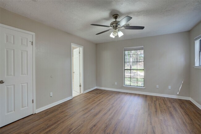 Building Photo - 4811 Holly Ln E