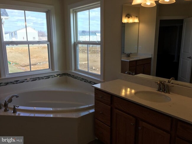 Building Photo - 315 Quarry Point Rd