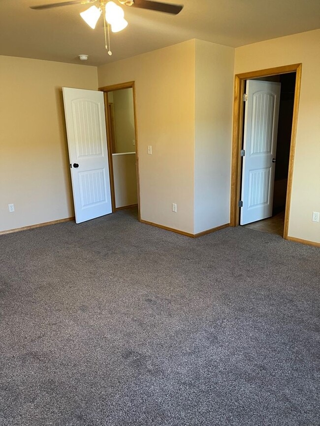 Building Photo - 3 Bed 2.5 Bath in River Rock