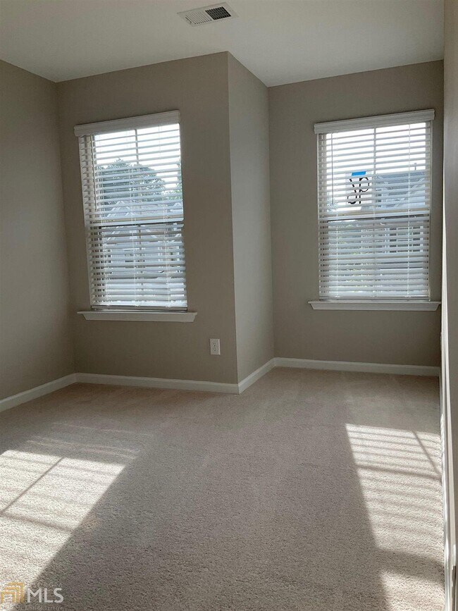 Building Photo - 2066 Pine Tree Dr