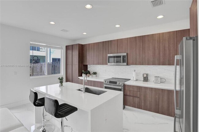 Building Photo - 10271 NW 72nd St