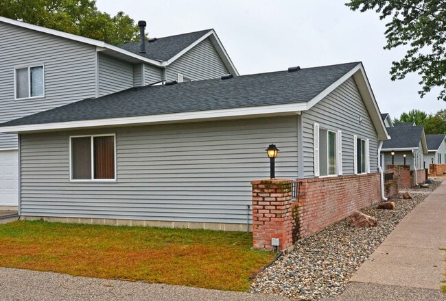 Building Photo - Beautiful 2-Bed 1-Bath Home Available in O...