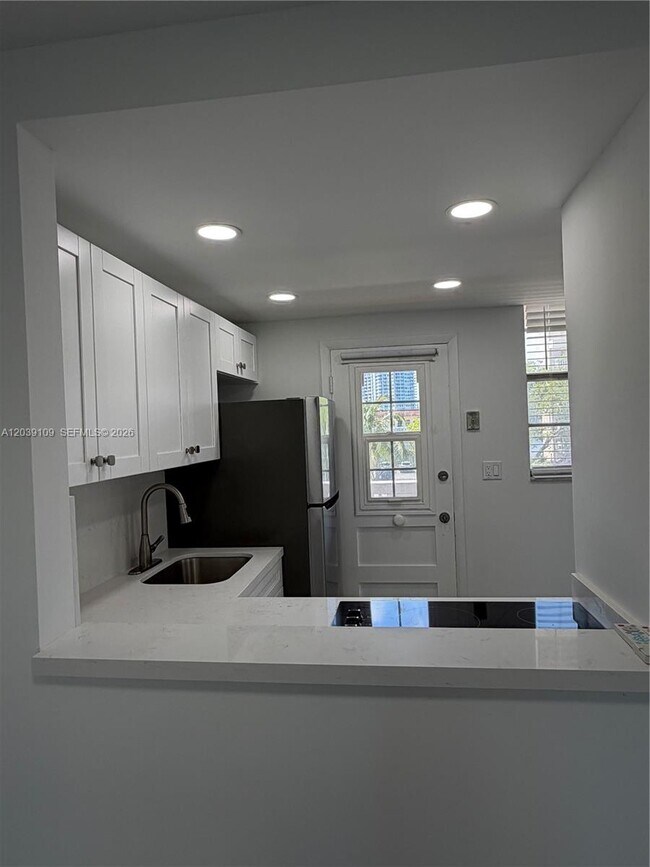 Building Photo - 2980 Point E Dr