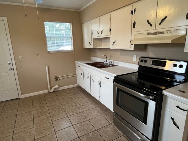 Building Photo - 650 Patten Ave. *