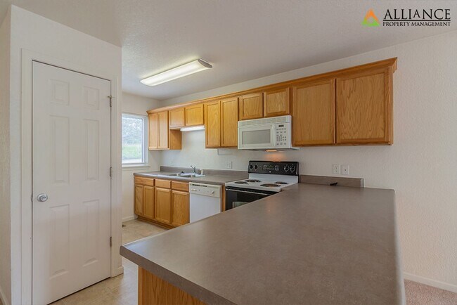 Building Photo - Balcony & Walkout Basement!