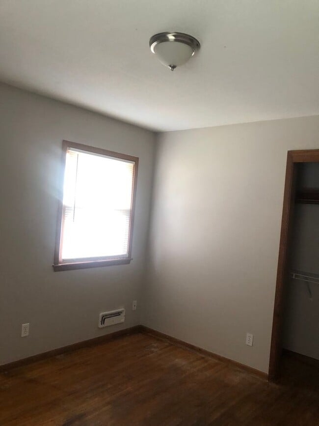 Building Photo - LARGE 3BED/1BATH/GARAGE/YARD - SINGLE FAMI...