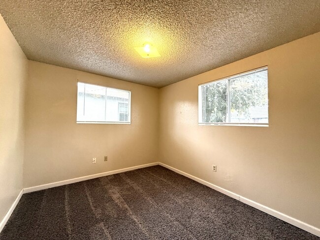 Building Photo - 612 W 2nd Ave