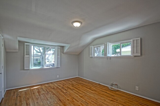 Building Photo - Incredibly Charming & Bright 3BR2BA Home w...